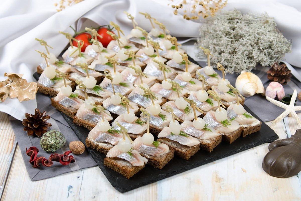 Канапе для фуршета с салом