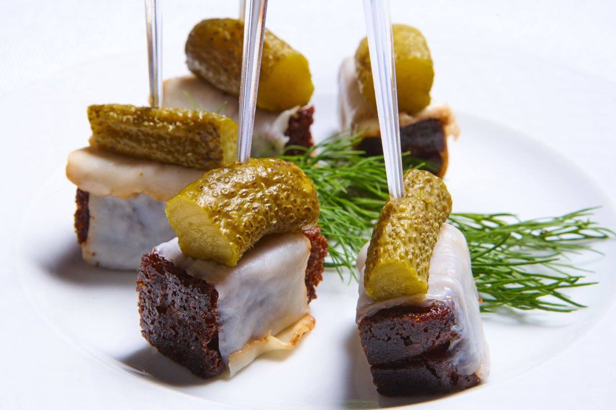 Канапе с селедкой и киви на шпажках