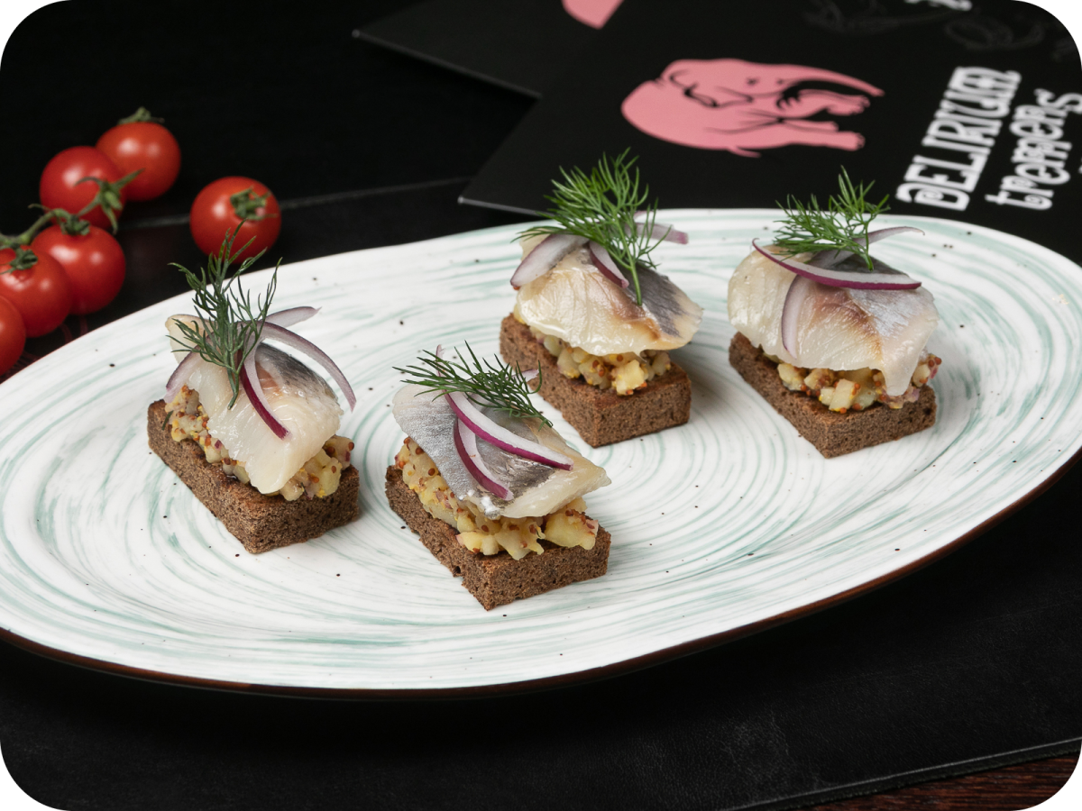 Бутерброд с салом и черным хлебом