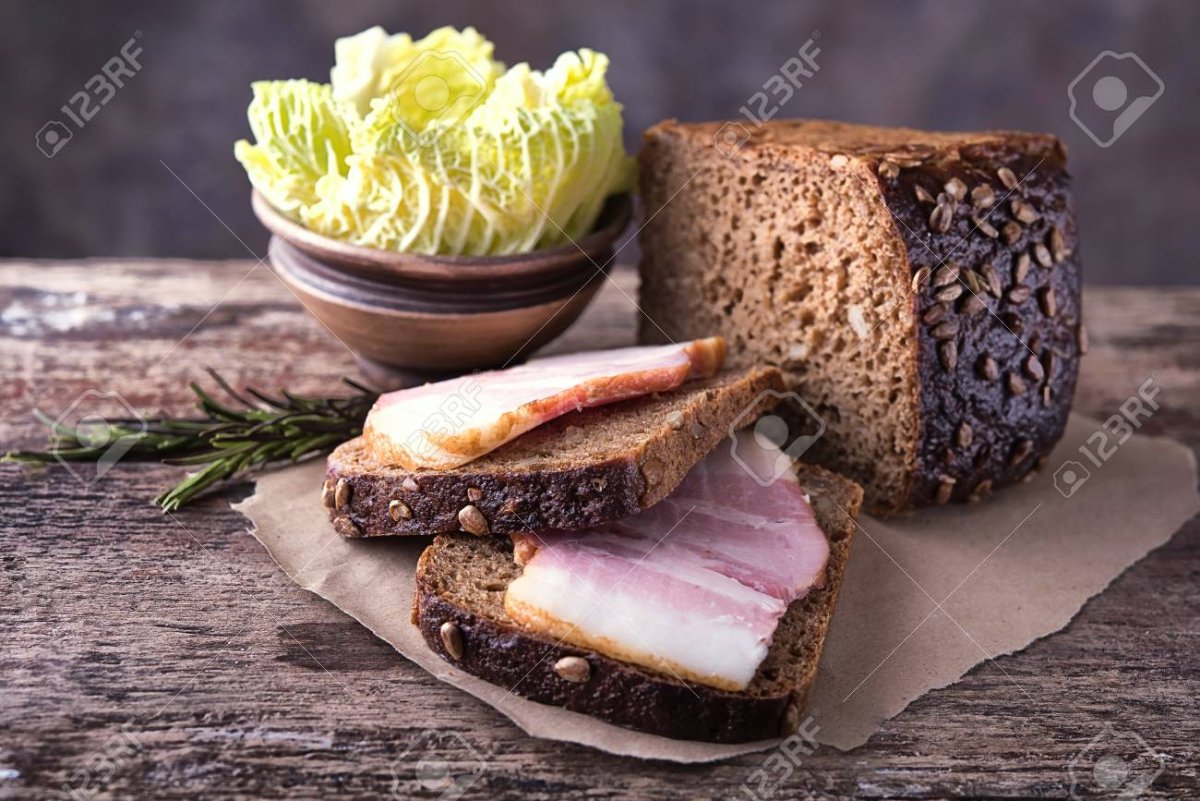 Канапе с бужениной и корнишонами