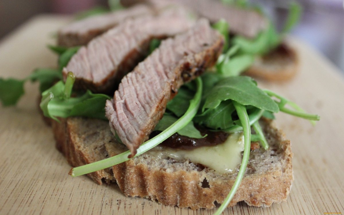 Бутерброды с сельдью и огурцом