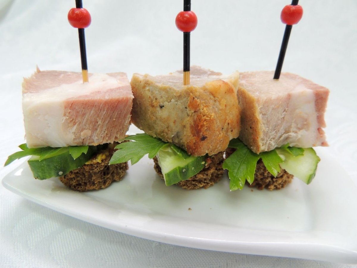 Канапе с сельдью и свеклой