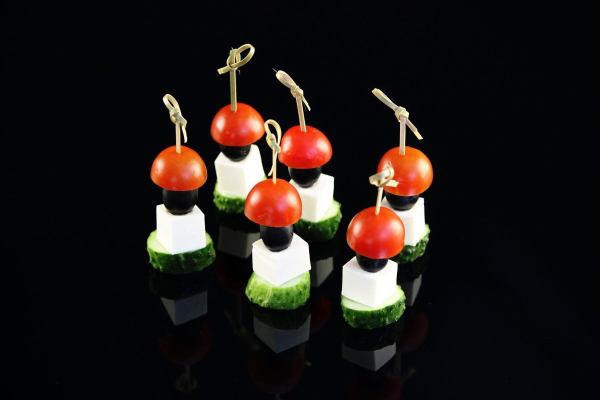 Тапасы моцарелла, черри и базиликом