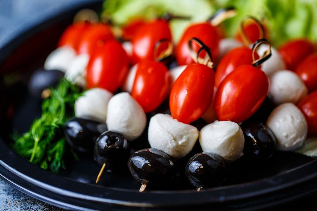 Канапе с моцареллой и черри