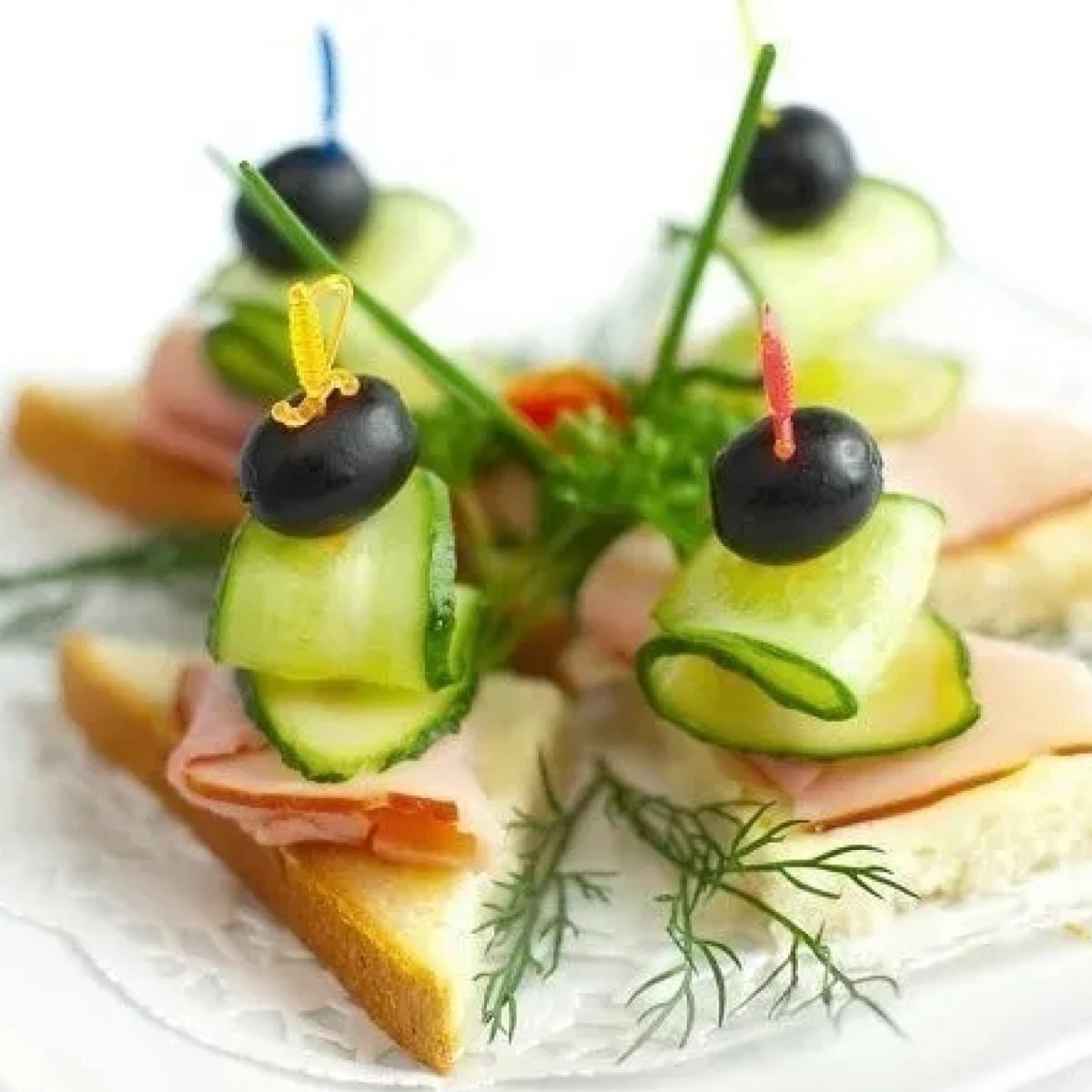 Канапе на шпажках с моцареллой и черри