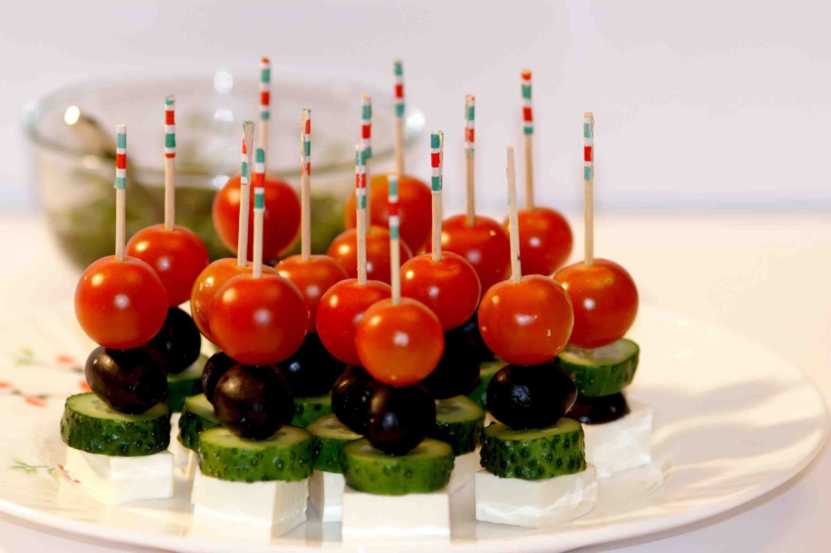 Канапе на шпажках с моцареллой и черри