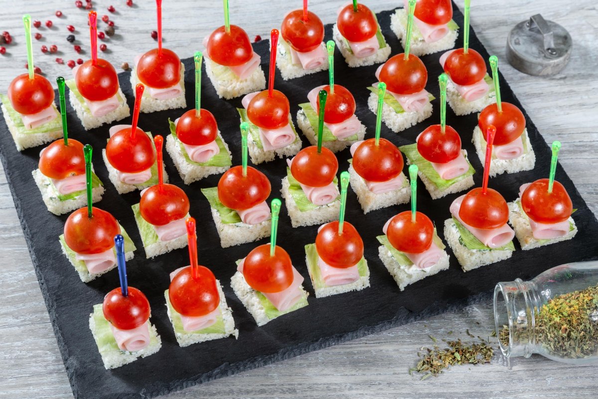 Канапе с бужениной и корнишонами