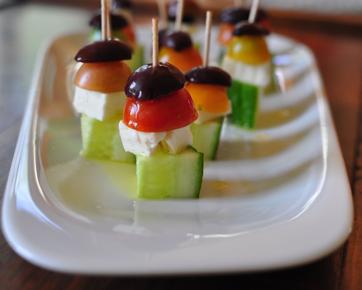 Канапе с моцареллой и виноградом