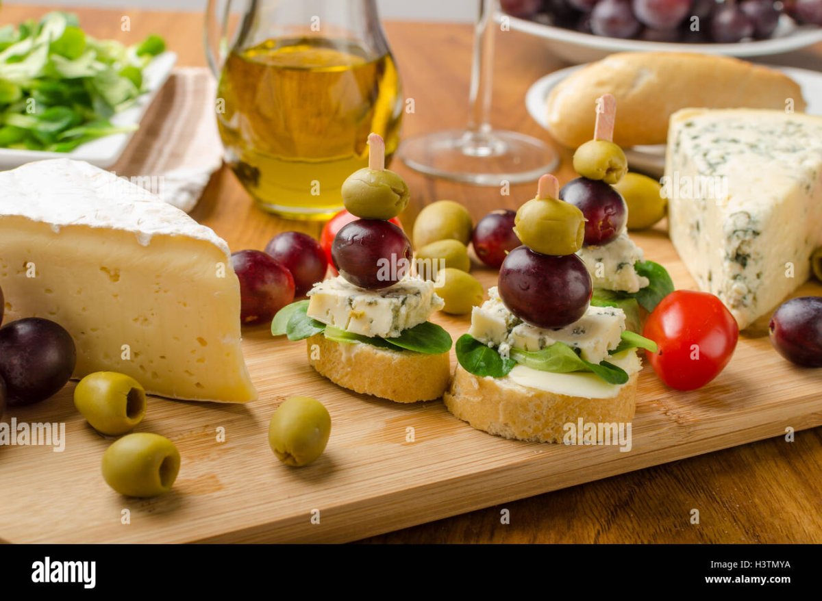 Канапе с сыром и оливками