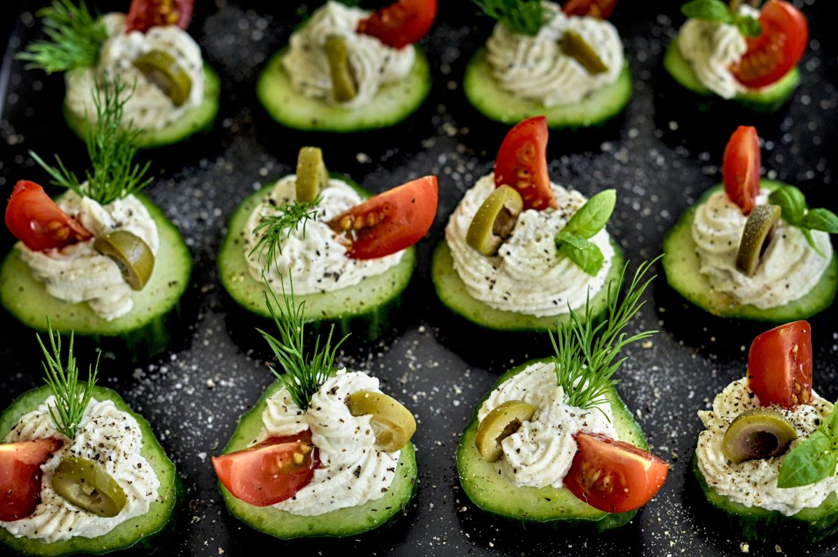 Брускетта с оливками и вялеными томатами