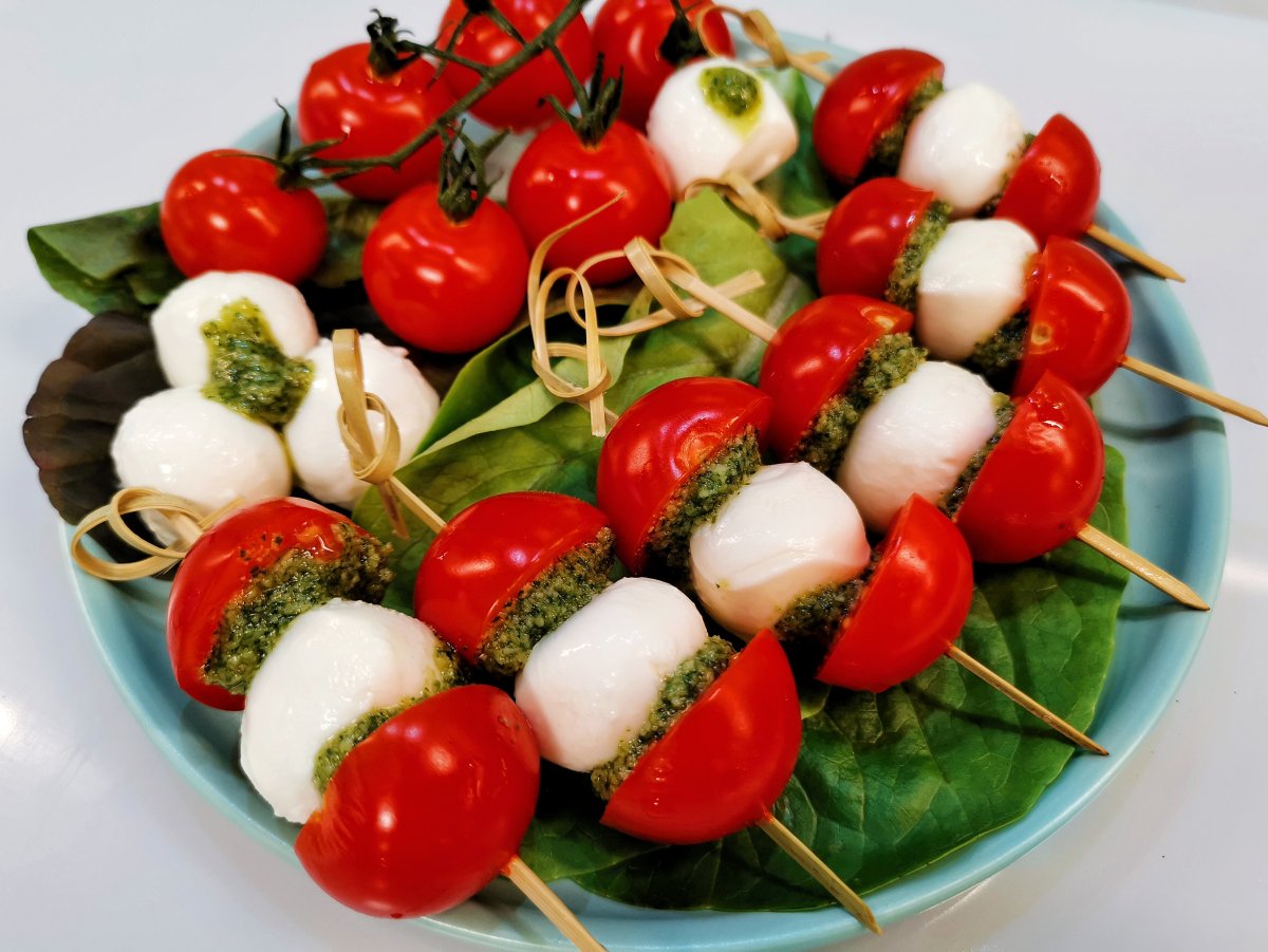 Канапе с моцареллой и черри и песто