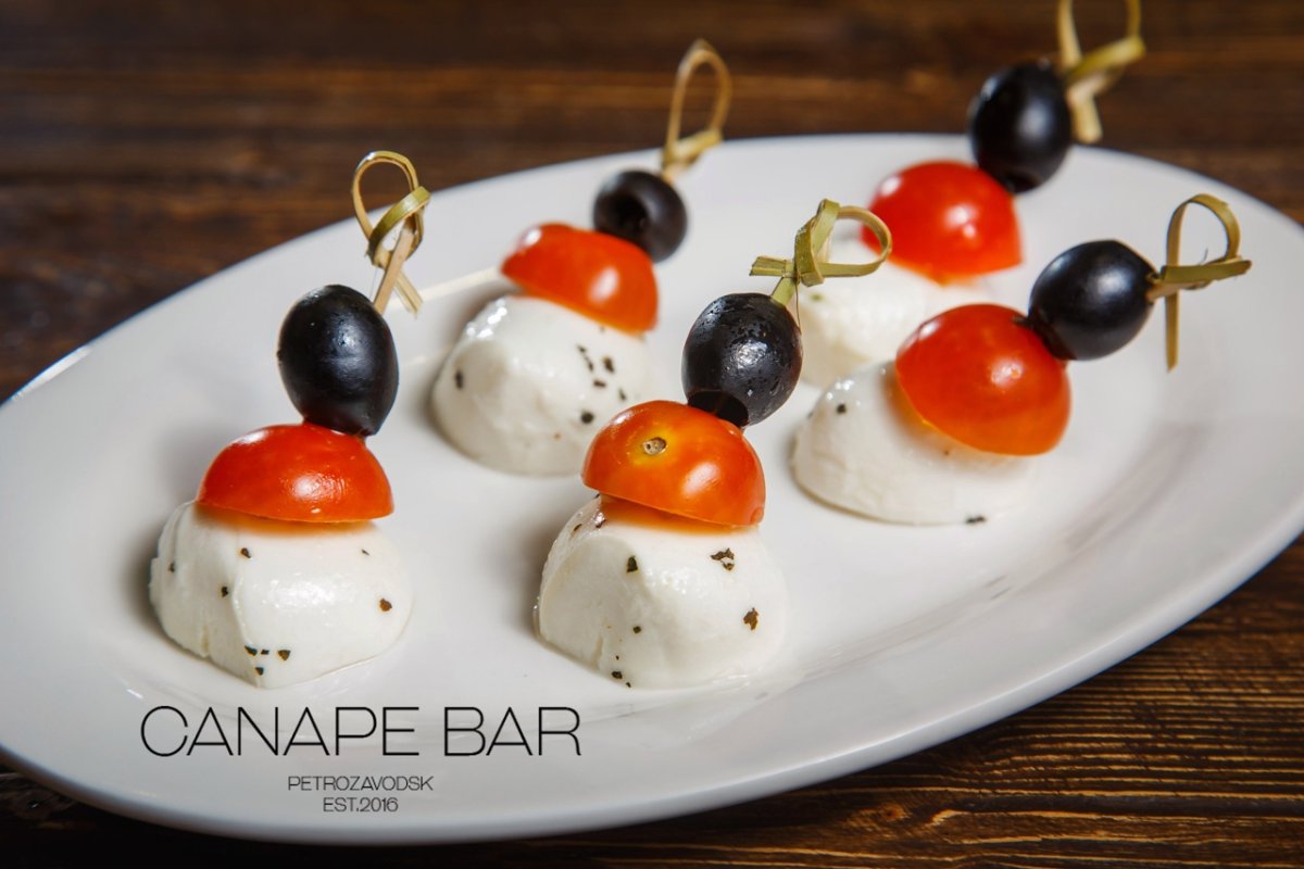 Канапе моцарелла с черри и маслинами