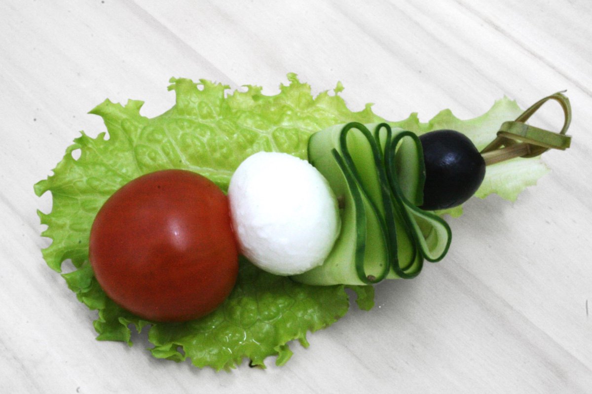 Греческий салат на шпажках