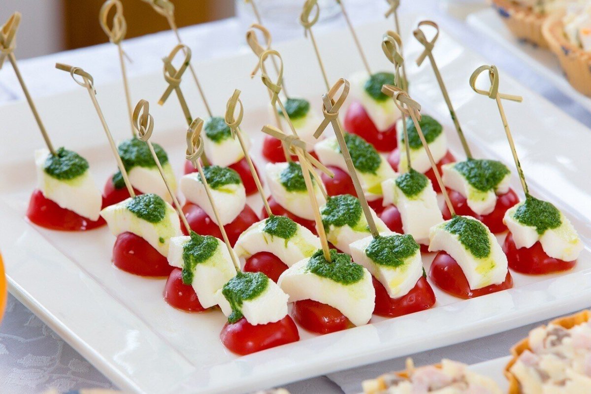 Канапе на шпажках с моцареллой и черри