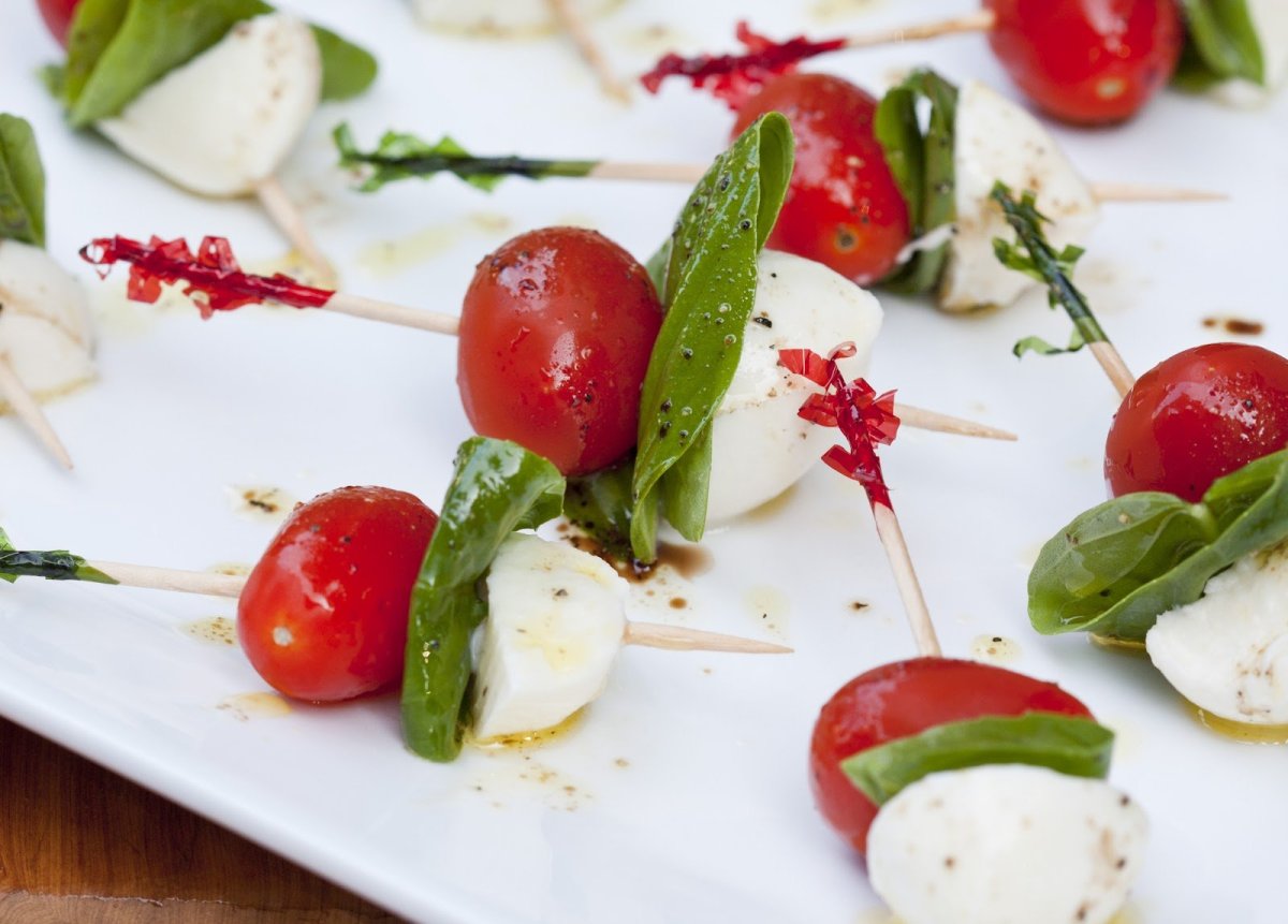 Помидоры черри с моцареллой