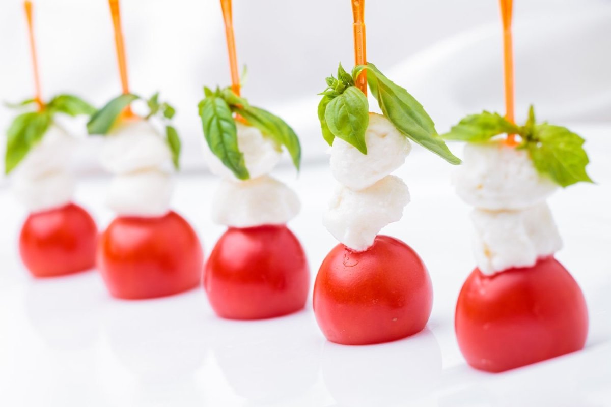 Канапе с мацаре моцарелла черри