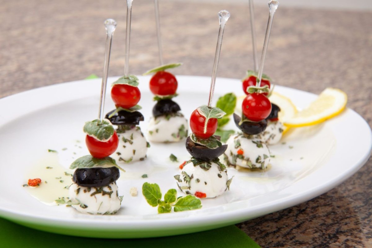 Канапе с черри и моцарелла и песто