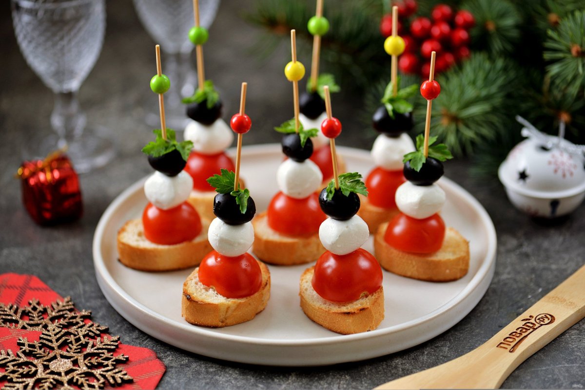 Канапе из моцареллы и черри