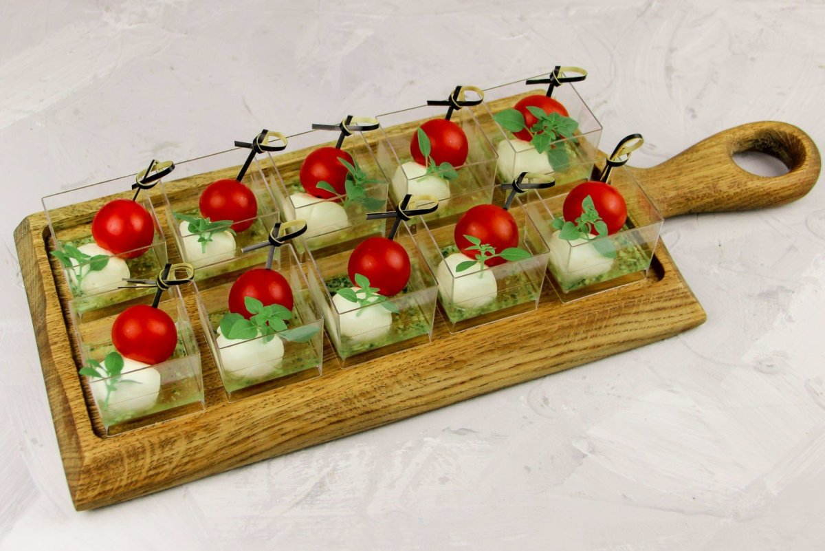 Канапе моцарелла с черри