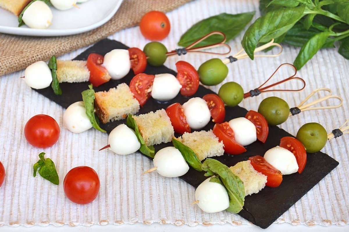 Канапе с черри и моцарелла и песто