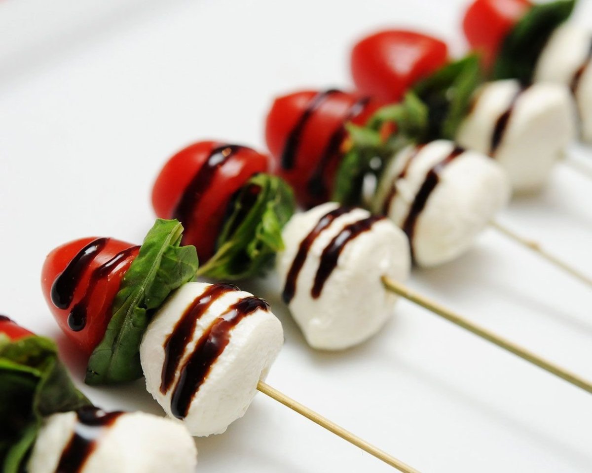 Канапе моцарелла Капрезе