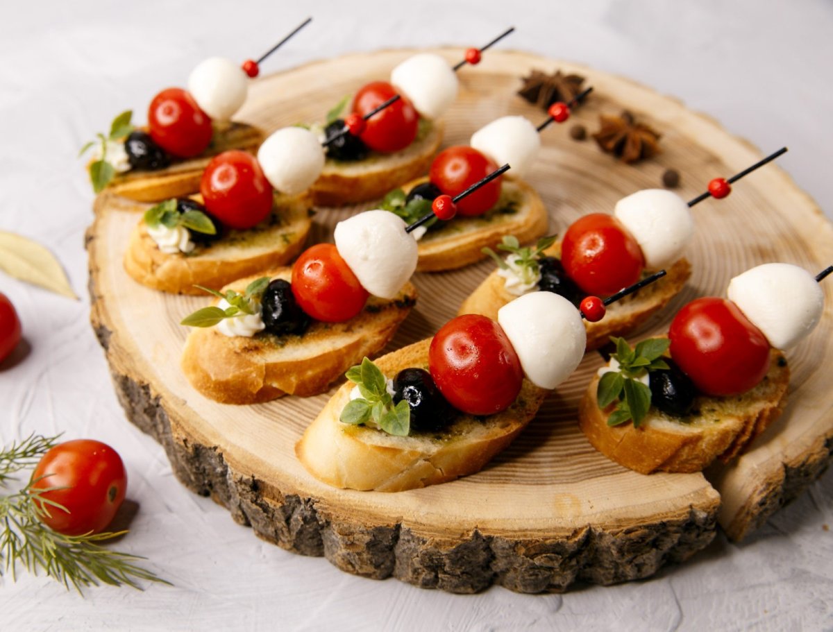 Канапе с моцареллой