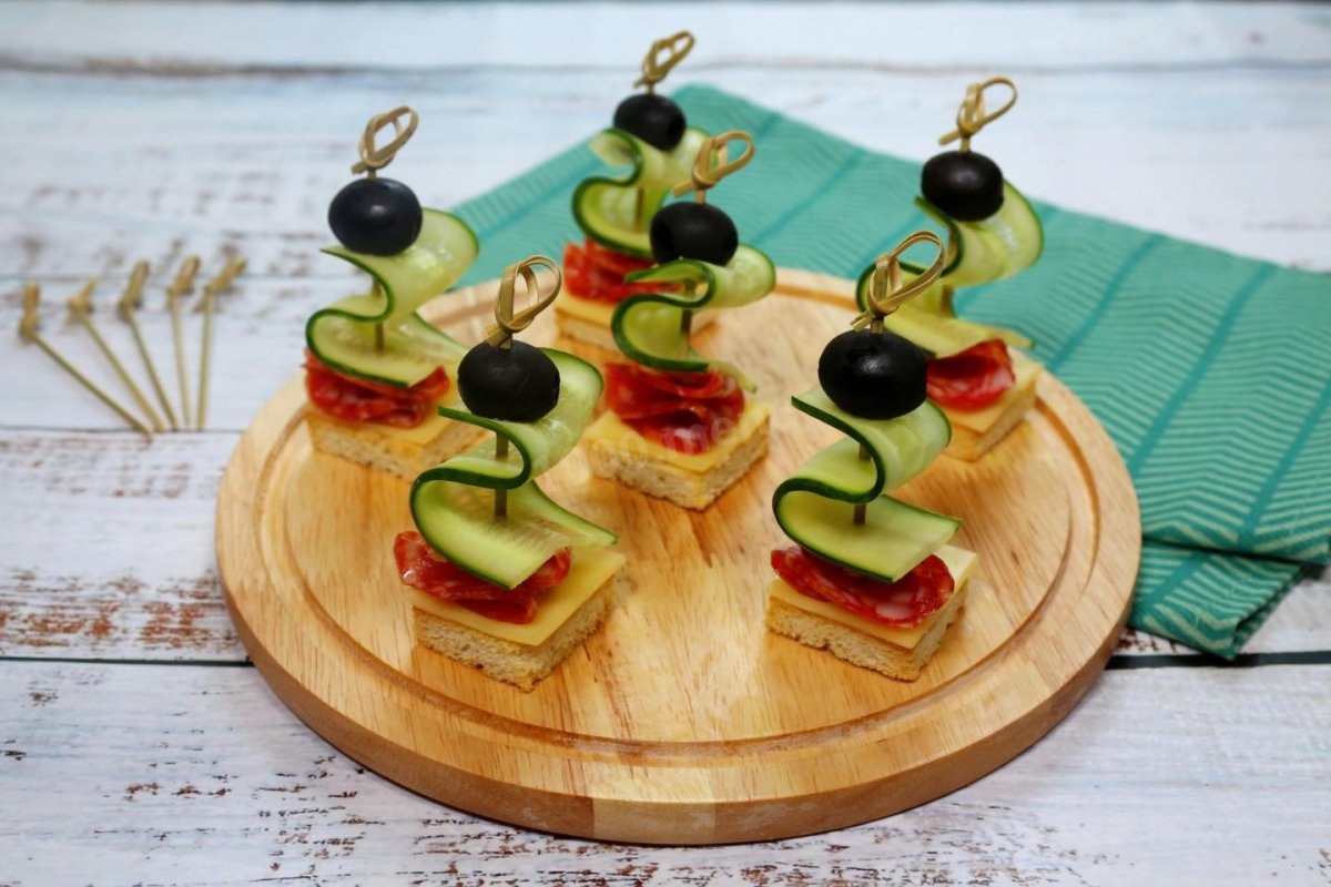 Канапе с салями и оливками