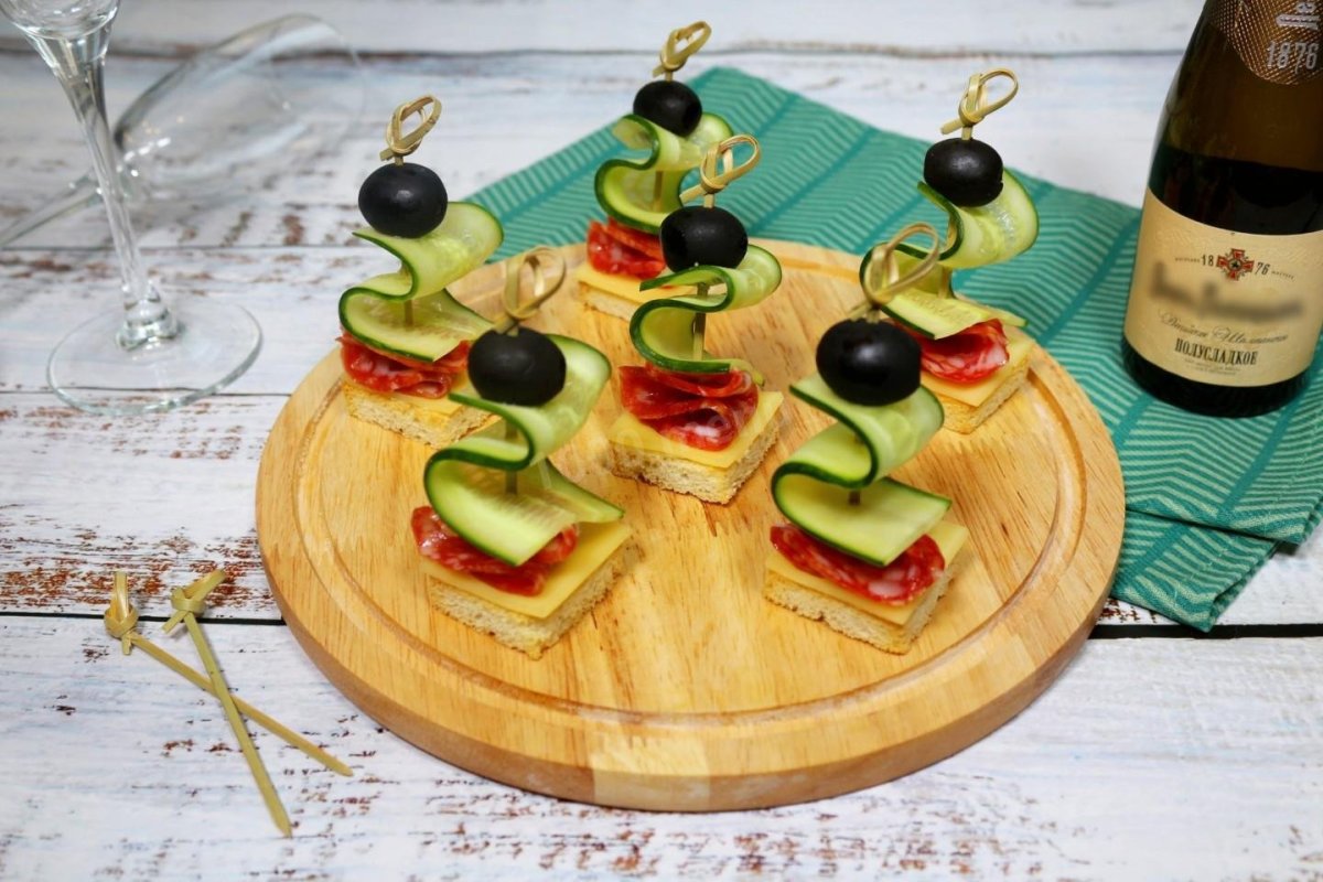 Канапе с мясной нарезкой