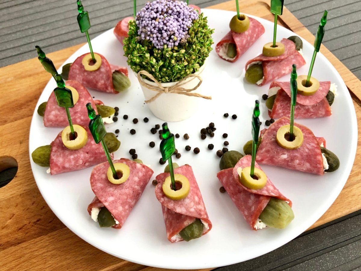 Канапе с салями и корнишонами