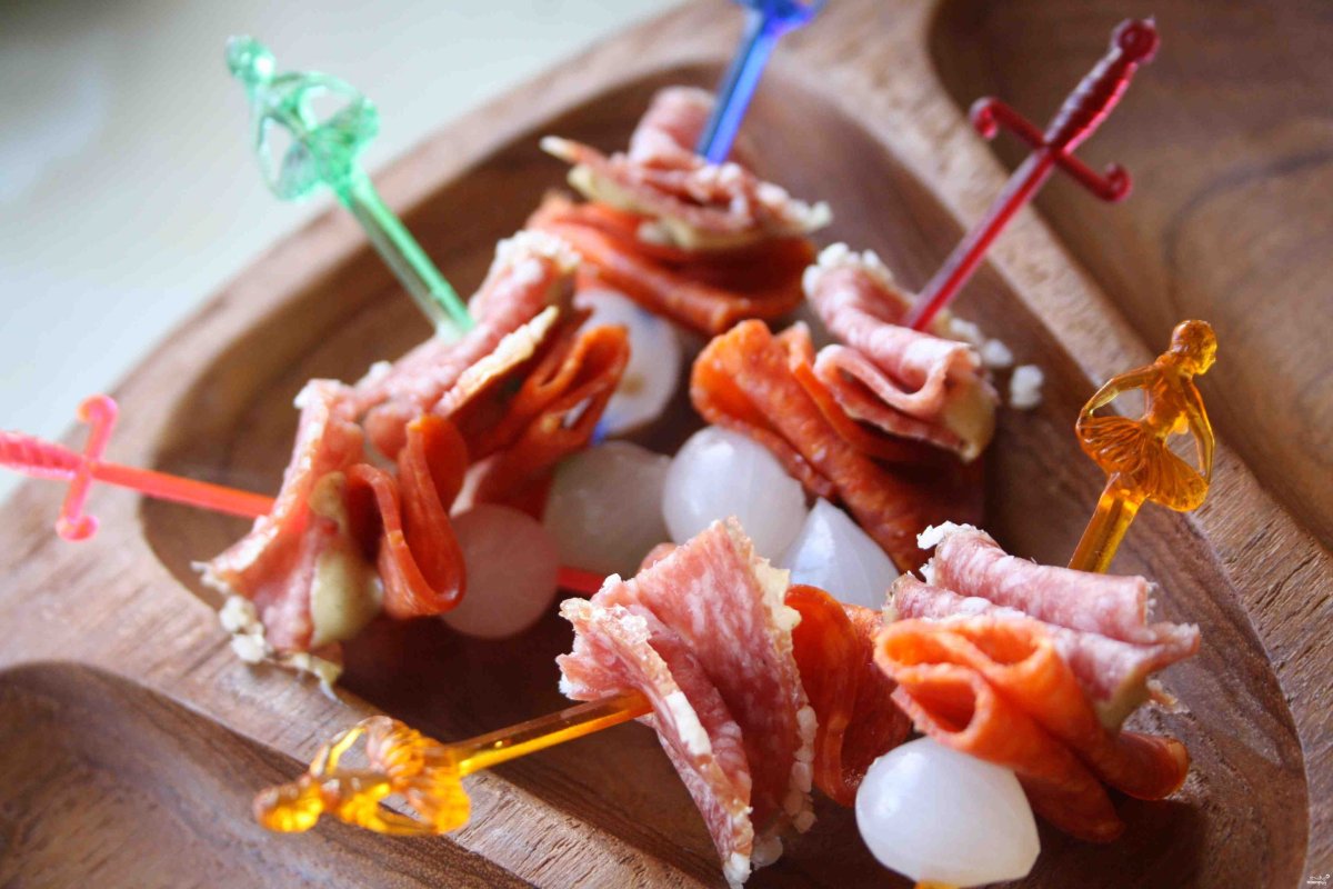 Канапе салями сыр