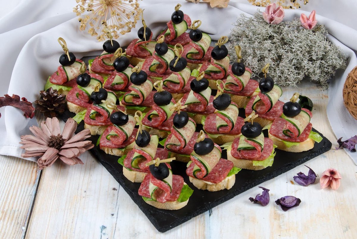 Канапе сыр колбаса маслины