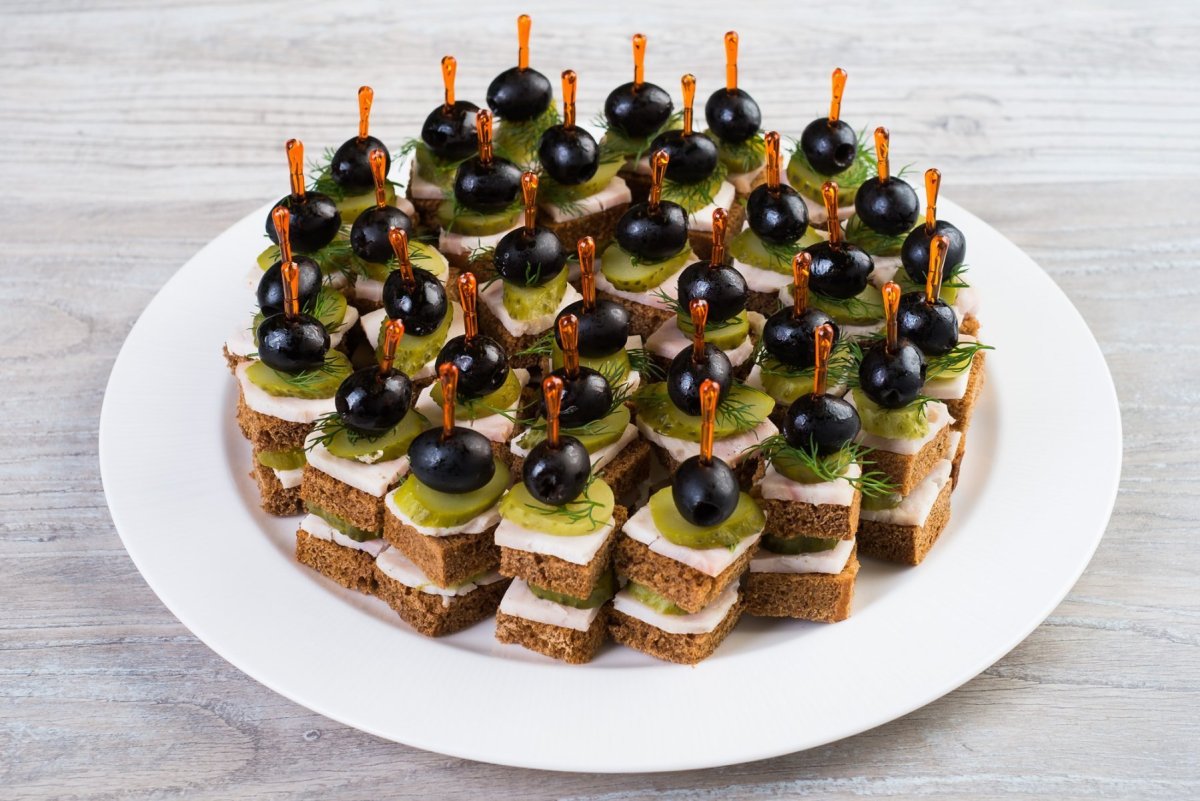 Праздничные бутерброды с сырокопченой колбасой