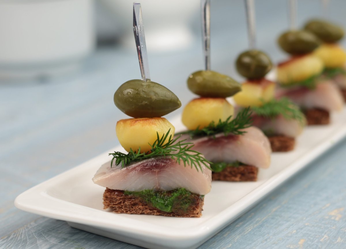 Канапе с колбасой