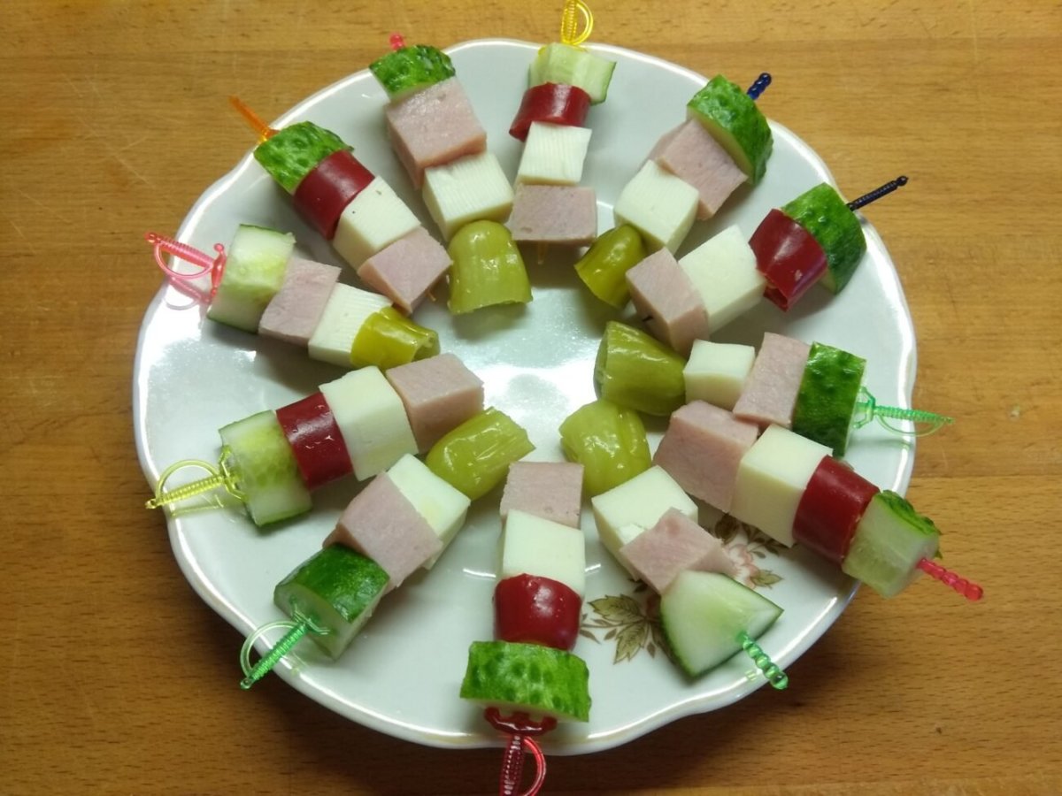 Антипасти на шпажках