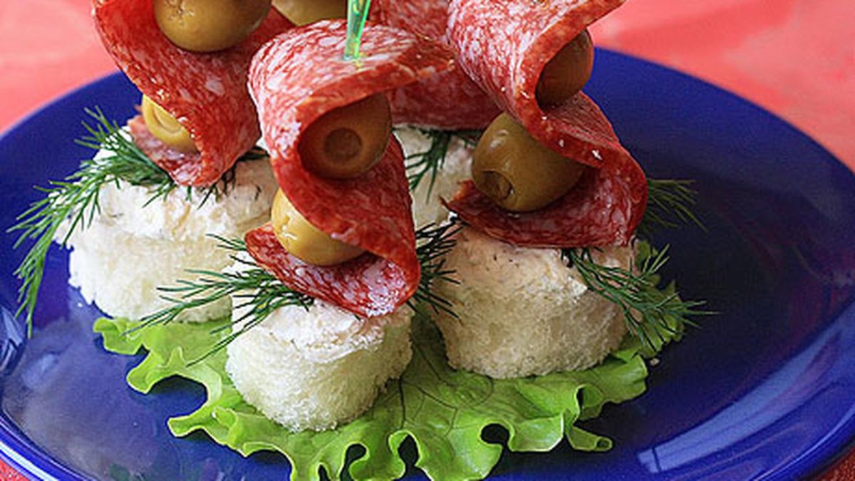 Канапе Фета маслины черри