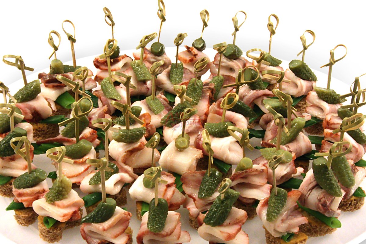 Канапе с огурцом на шпажках