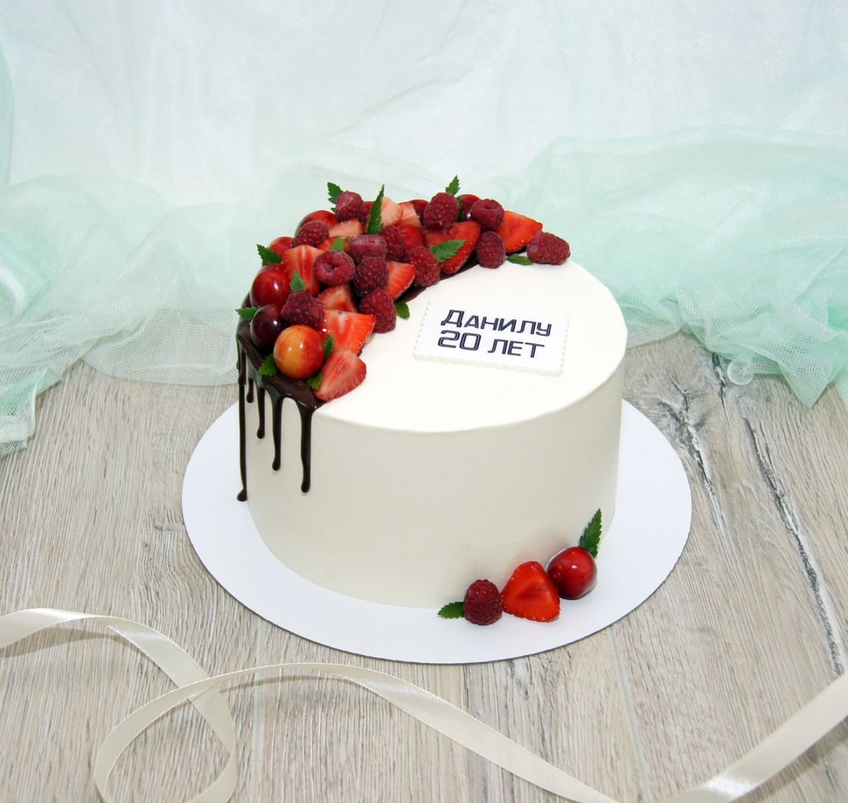 Торт с малиной и голубикой