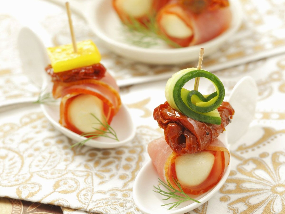 Брускетта с авокадо и прошутто