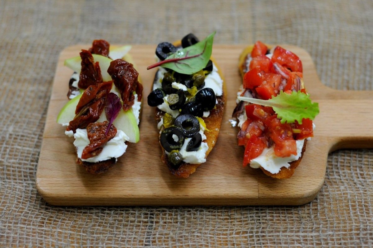 Брускетта с вялеными помидорами