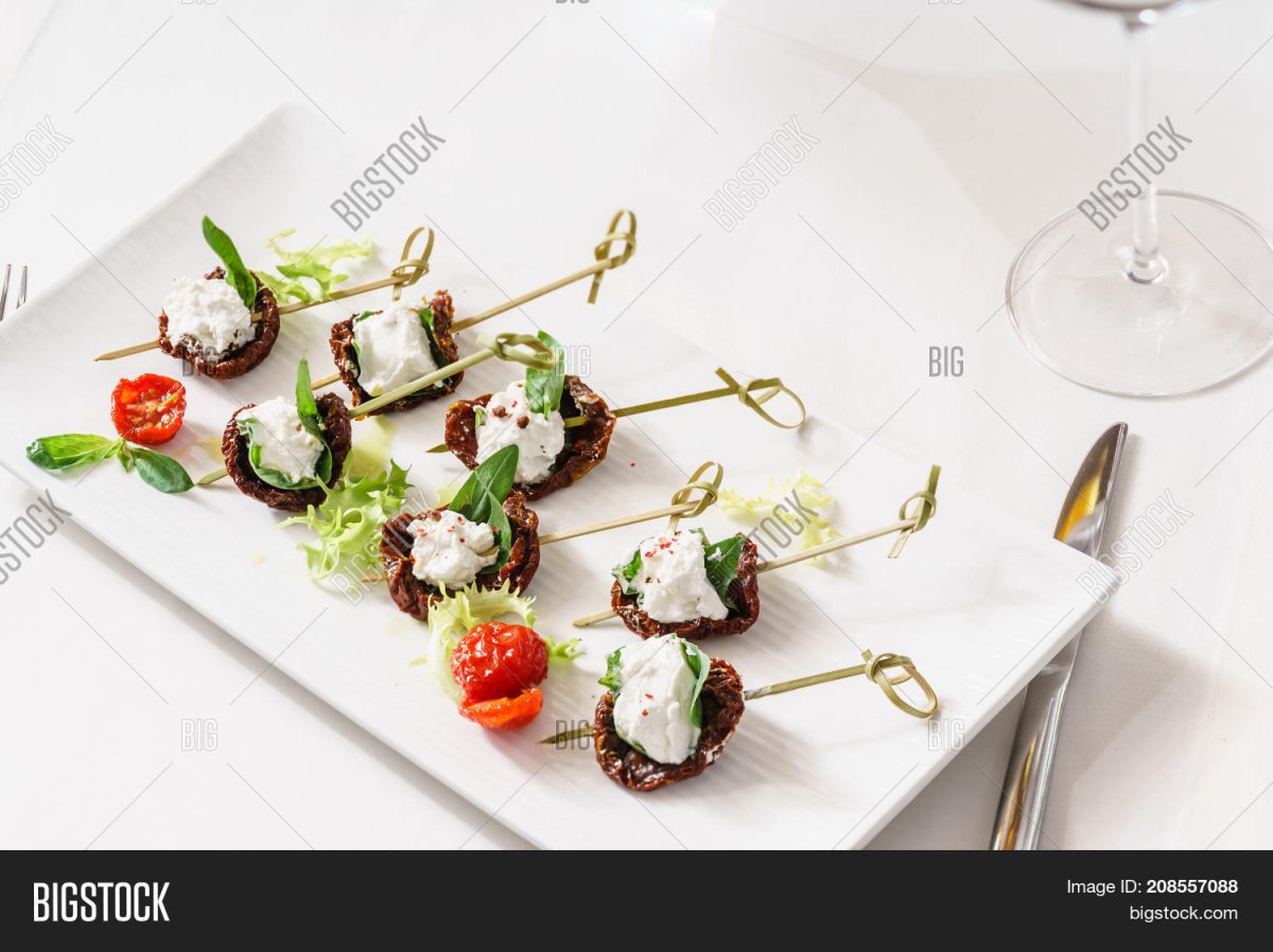 Канапе с сыром моцарелла и вялеными помидорами