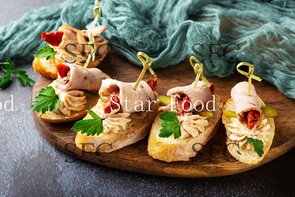 Брускетта с моцареллой и помидорами