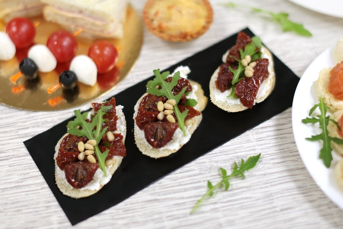 Брускетта с томатами и моцареллой