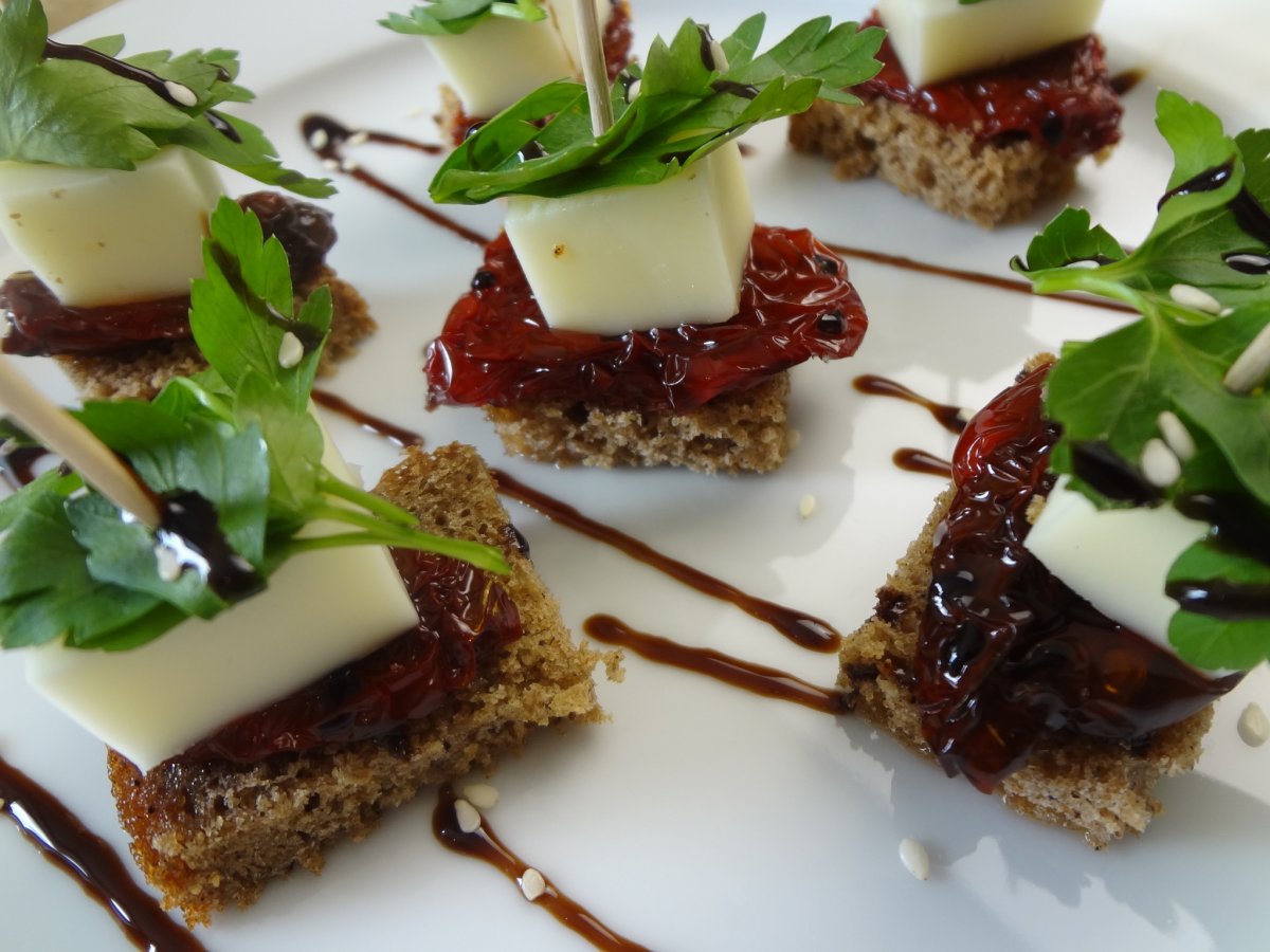 Брускетта с томатами и моцареллой