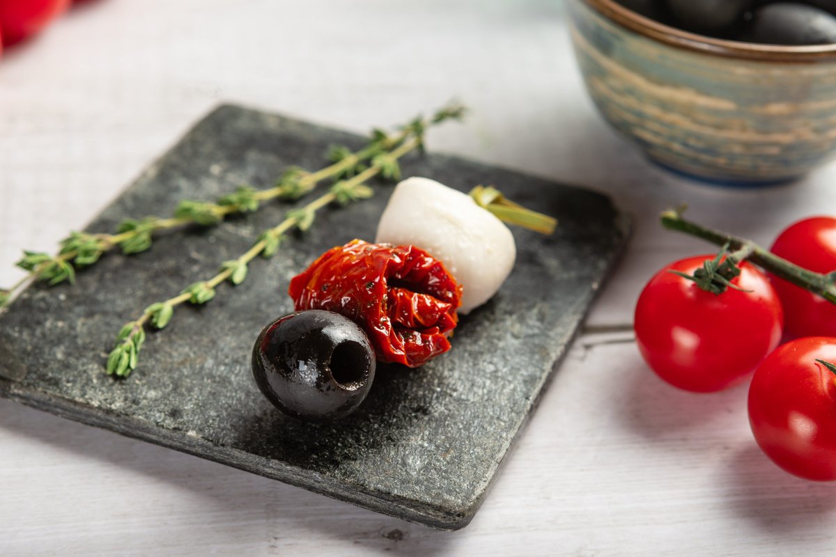 Канапе с вялеными помидорами и моцареллой