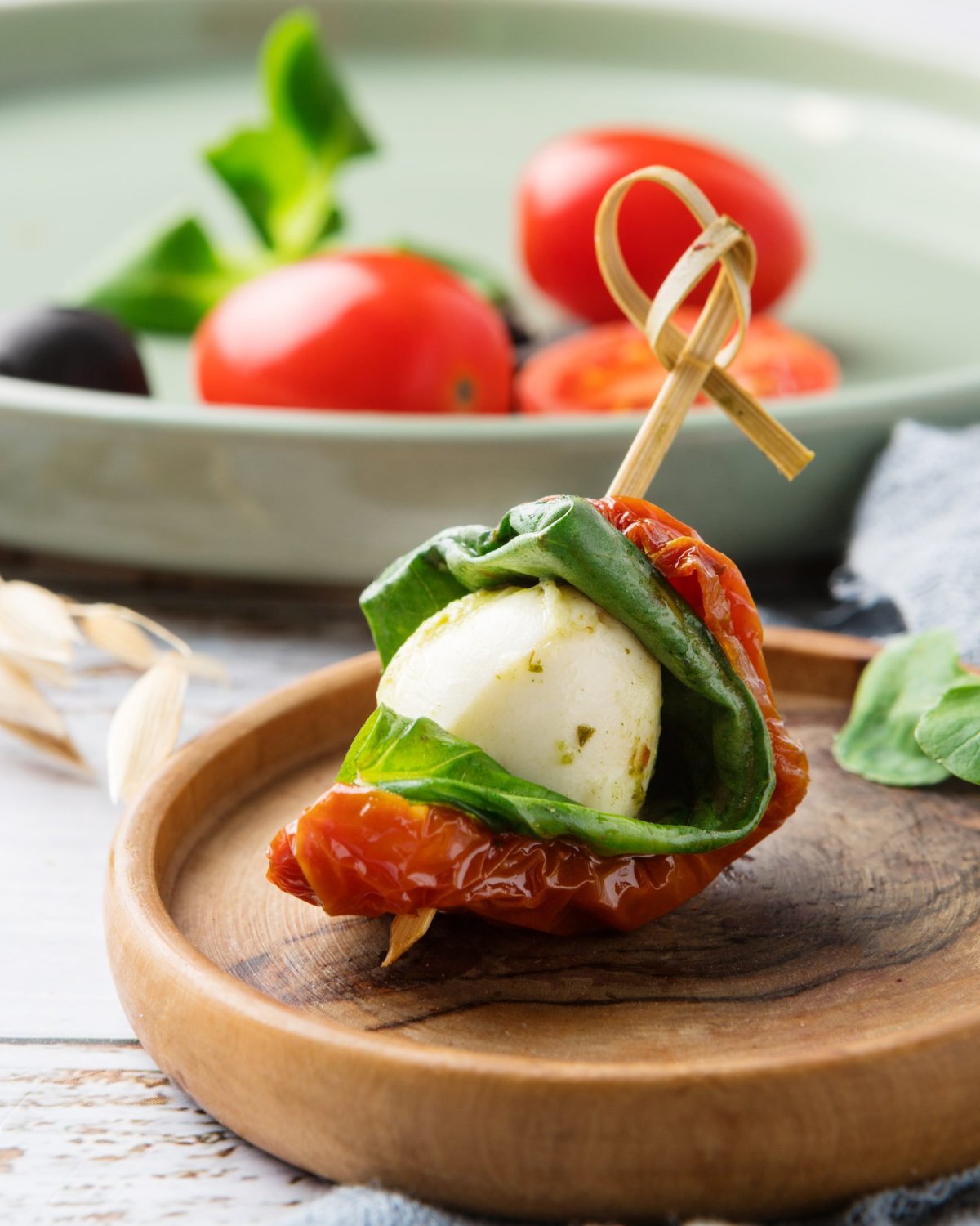 Канапе моцарелла с вялеными помидорами