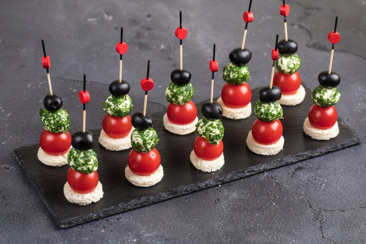 Брускетта с тунцом и вялеными помидорами