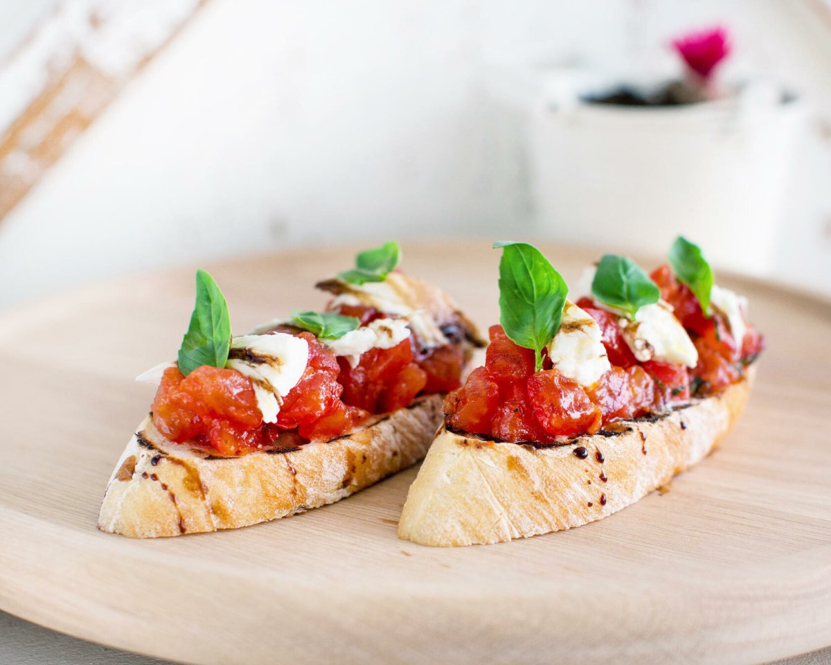 Моцарелла с черри и базиликом