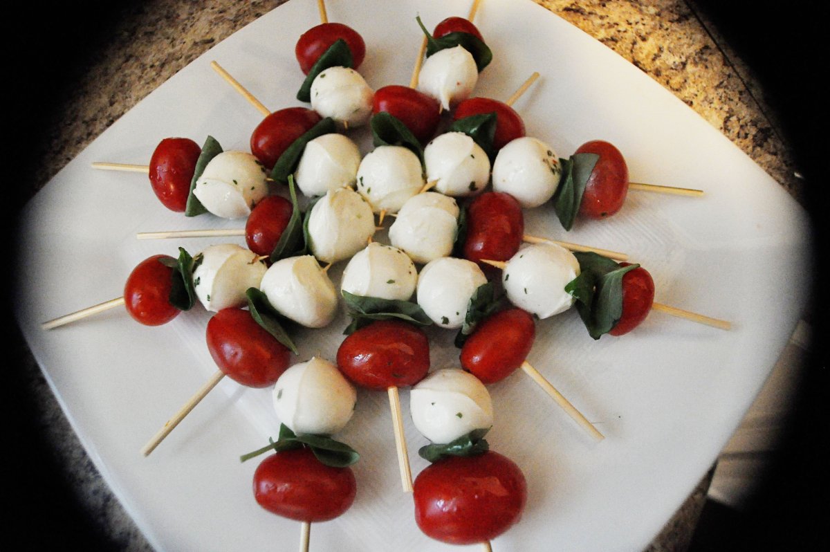 Моцарелла с черри на шпажках