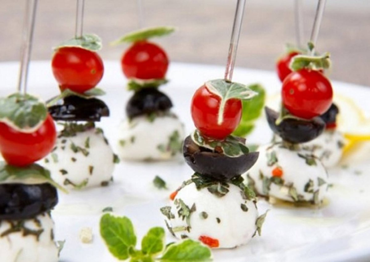 Канапе с помидоркой черри