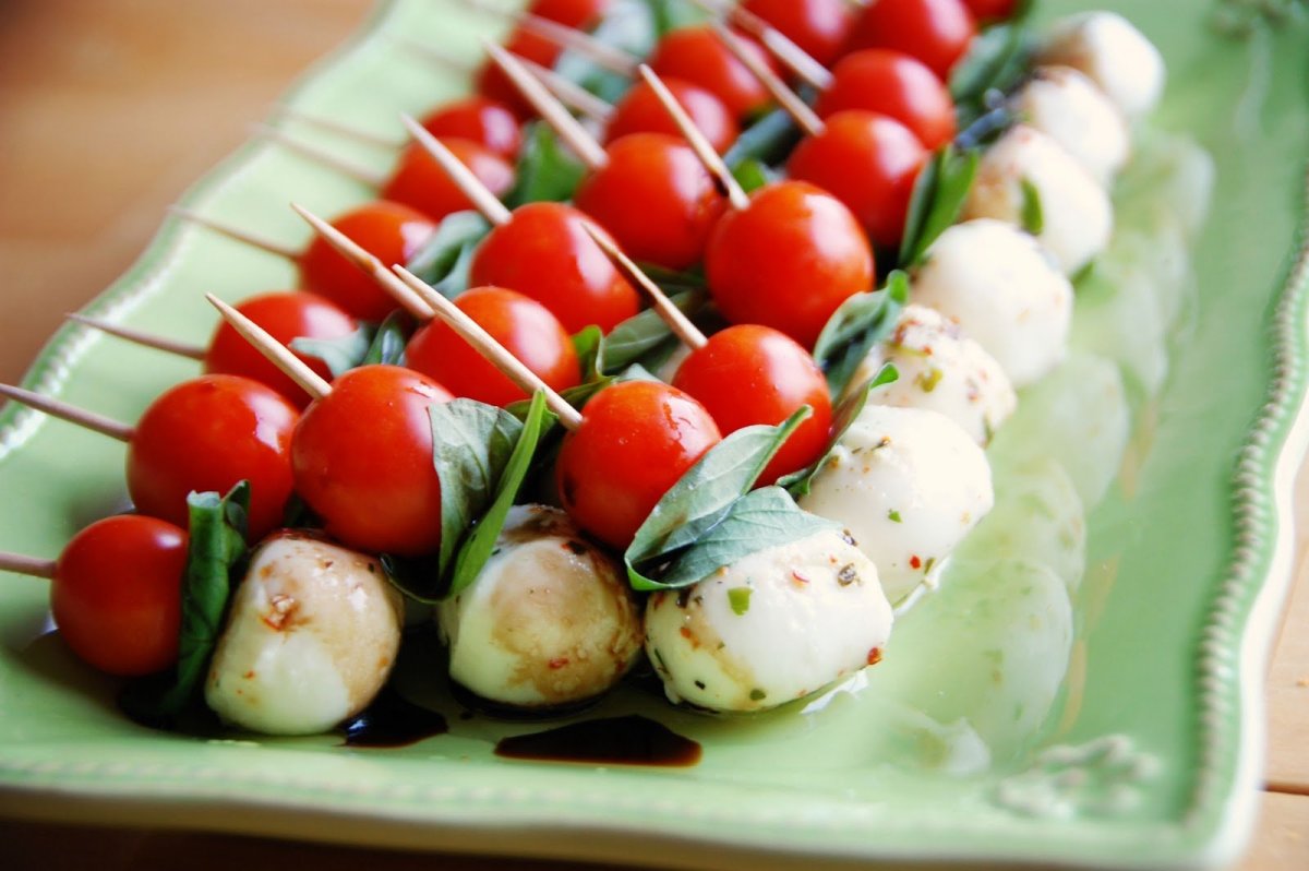 Канапе из моцареллы и соус песто